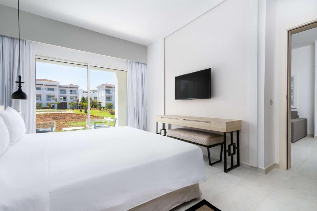 Postel nebo postele na pokoji v ubytování Radisson Blu Residences, Saidia