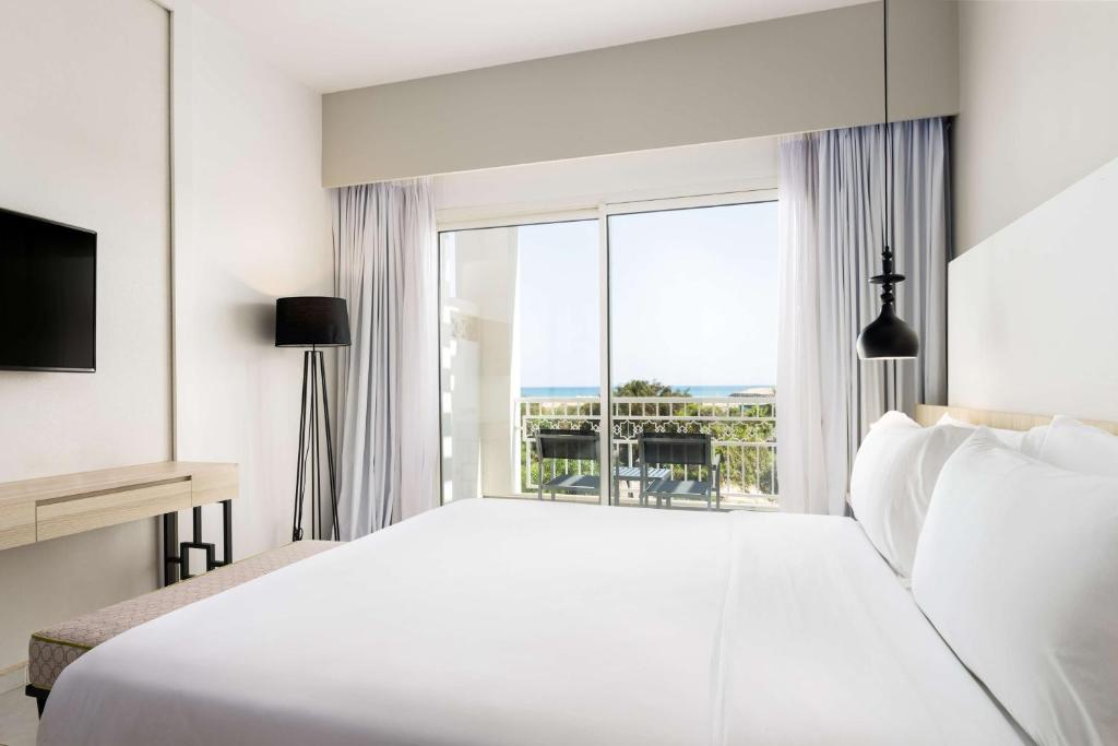 Postel nebo postele na pokoji v ubytování Radisson Blu Residences, Saidia