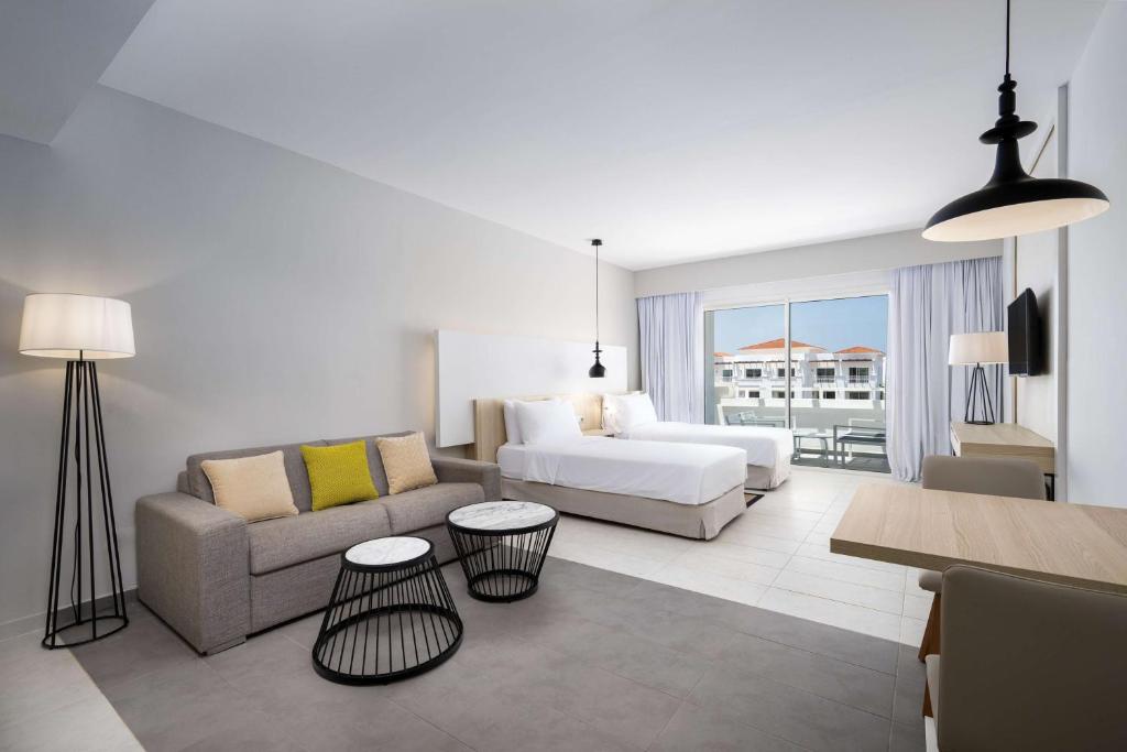 Postel nebo postele na pokoji v ubytování Radisson Blu Residences, Saidia