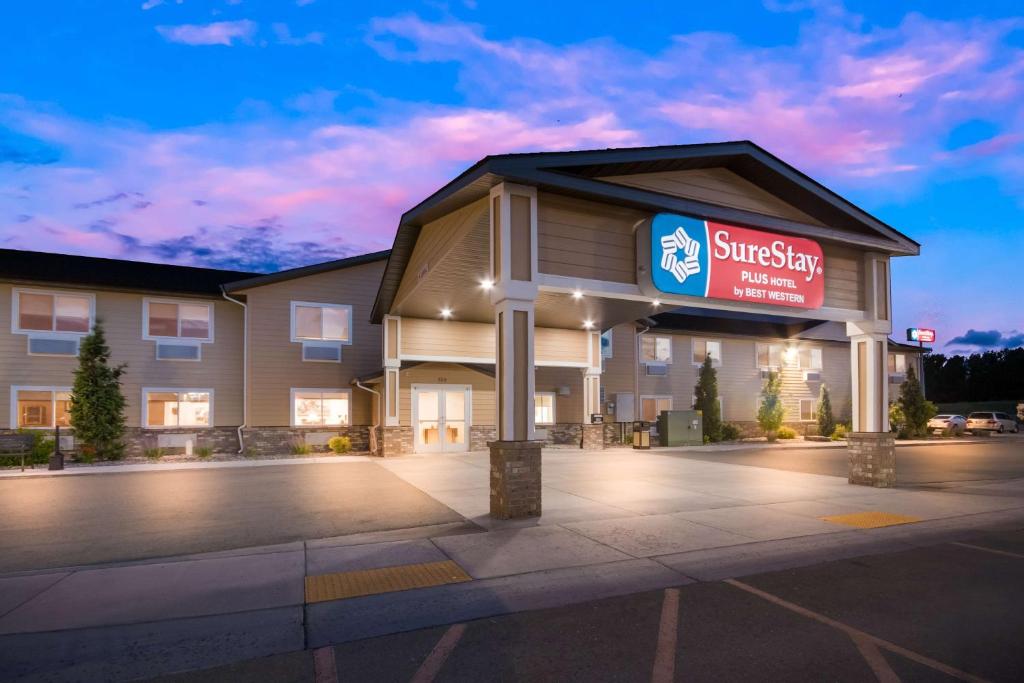 un edificio con un cartel de hotel por la noche en SureStay Plus Hotel by Best Western Rexburg, en Rexburg