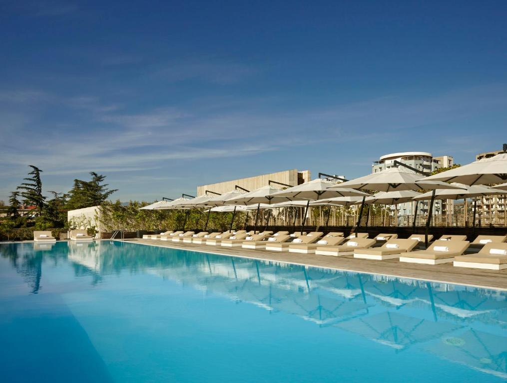Holiday Inn - Tbilisi, an IHG Hotel tesisinde veya buraya yakın yüzme havuzu