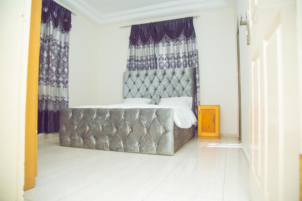 1 dormitorio con 1 cama grande y ventana grande en SeneGambia Beach Apartment en Sarin NʼJaga
