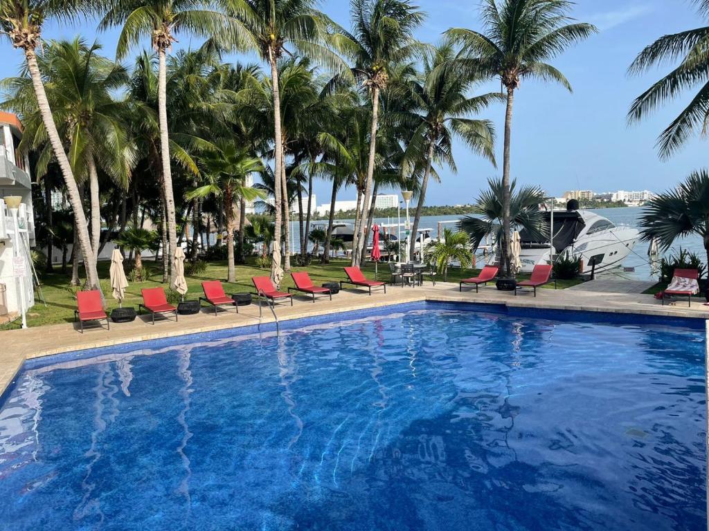 A piscina localizada em SINA SUITES CANCUN - Adults Only ou nos arredores