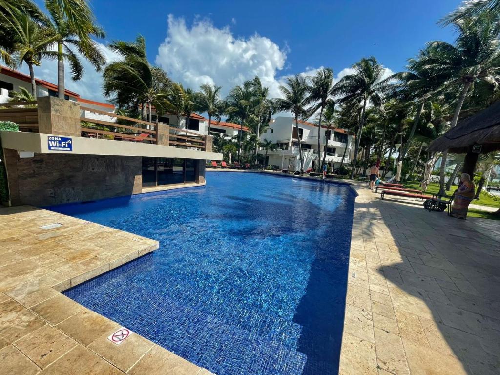 A piscina localizada em SINA SUITES CANCUN - Adults Only ou nos arredores