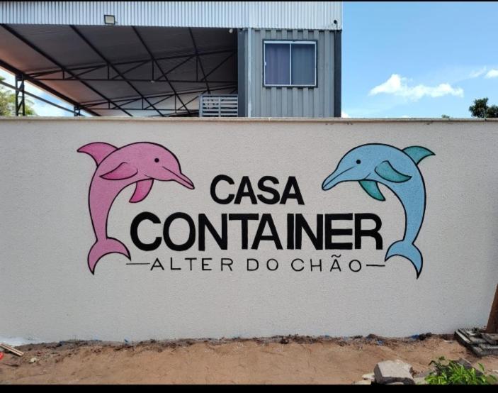En logo, et sertifikat eller et firmaskilt på Casa container alter do chão