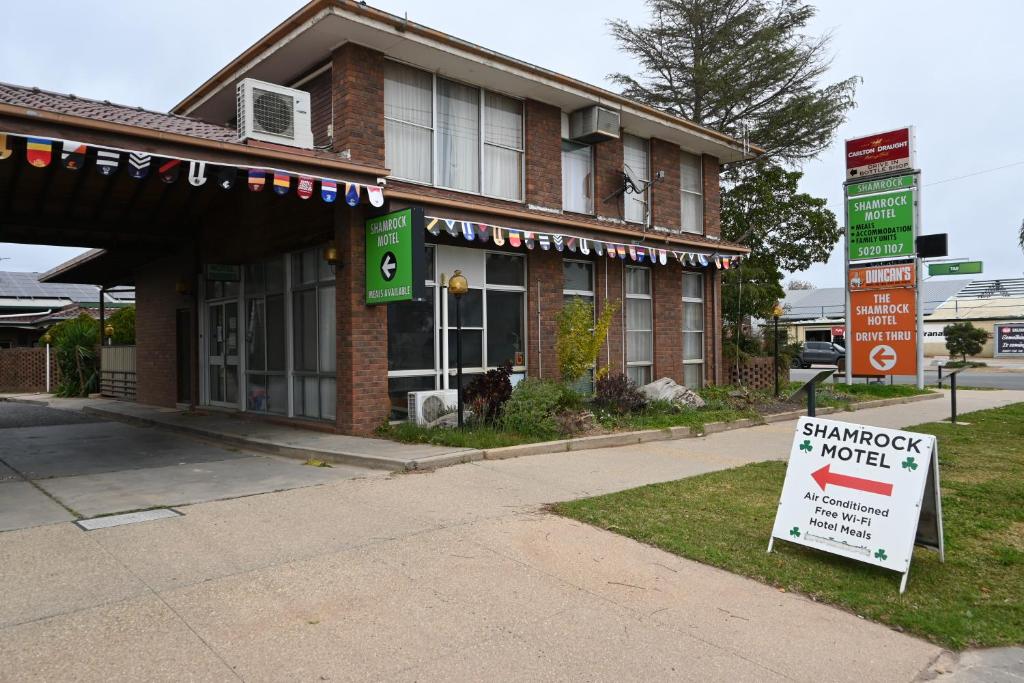 un edificio con una señal delante de él en The Shamrock Hotel Balranald en Balranald