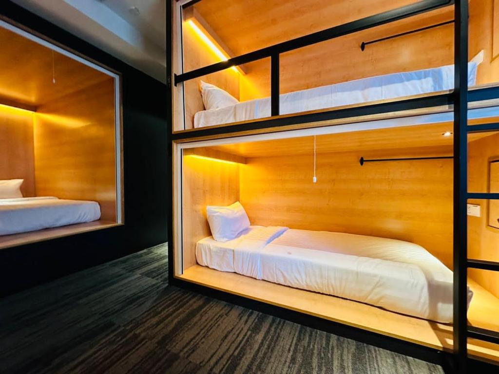 Postel nebo postele na pokoji v ubytování The Bed Bukit Bintang