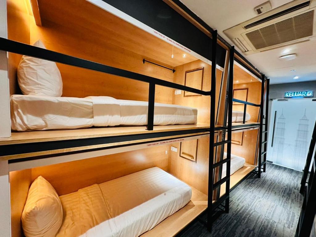 Postel nebo postele na pokoji v ubytování The Bed Bukit Bintang