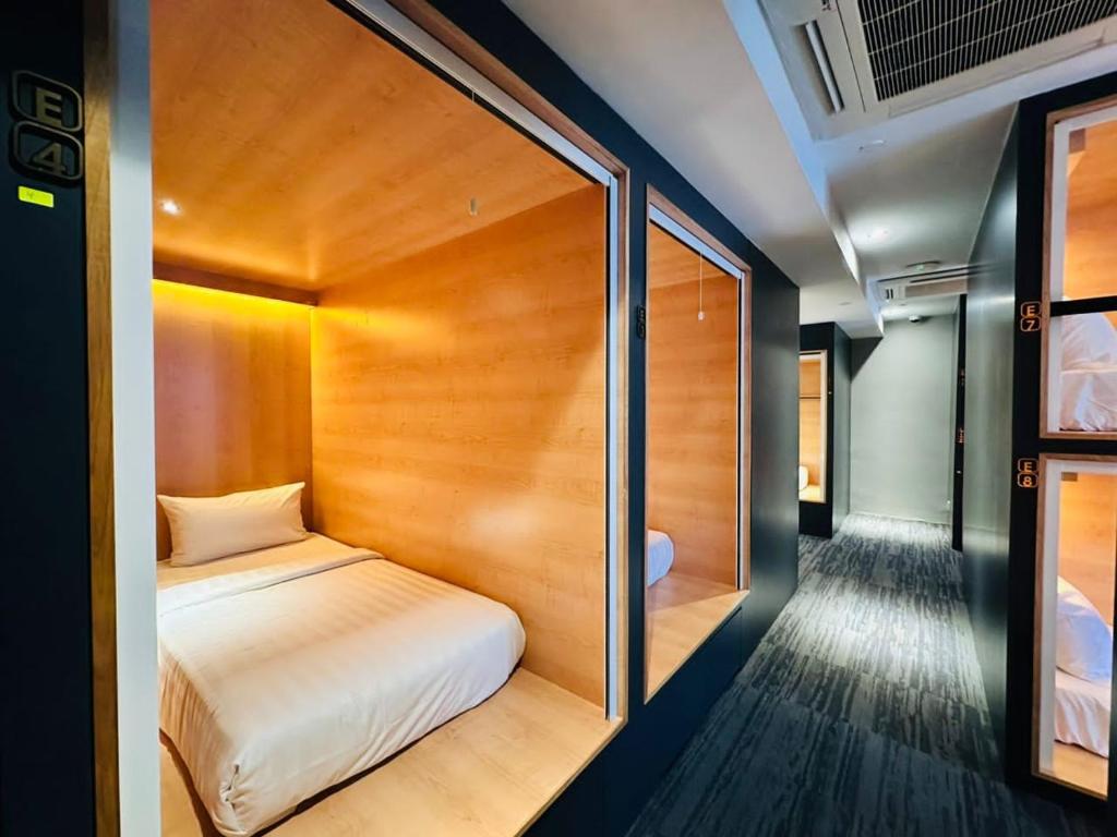 Postel nebo postele na pokoji v ubytování The Bed Bukit Bintang