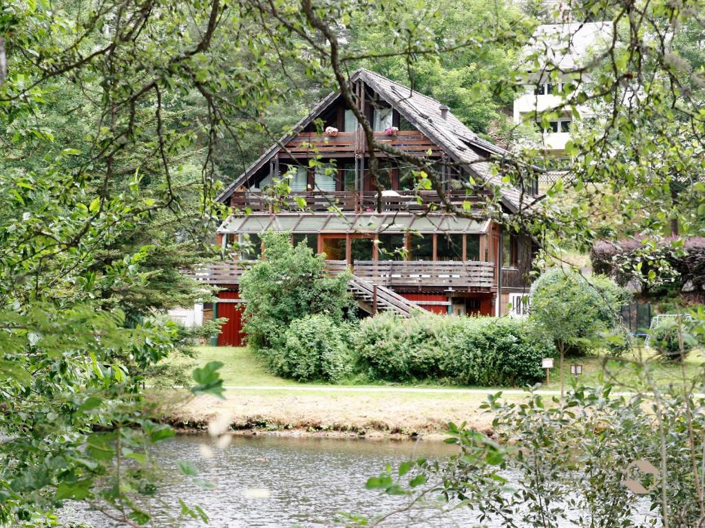 UnterkirnachにあるFerienwohnungen Seeblickの赤い扉と池のある木造家屋