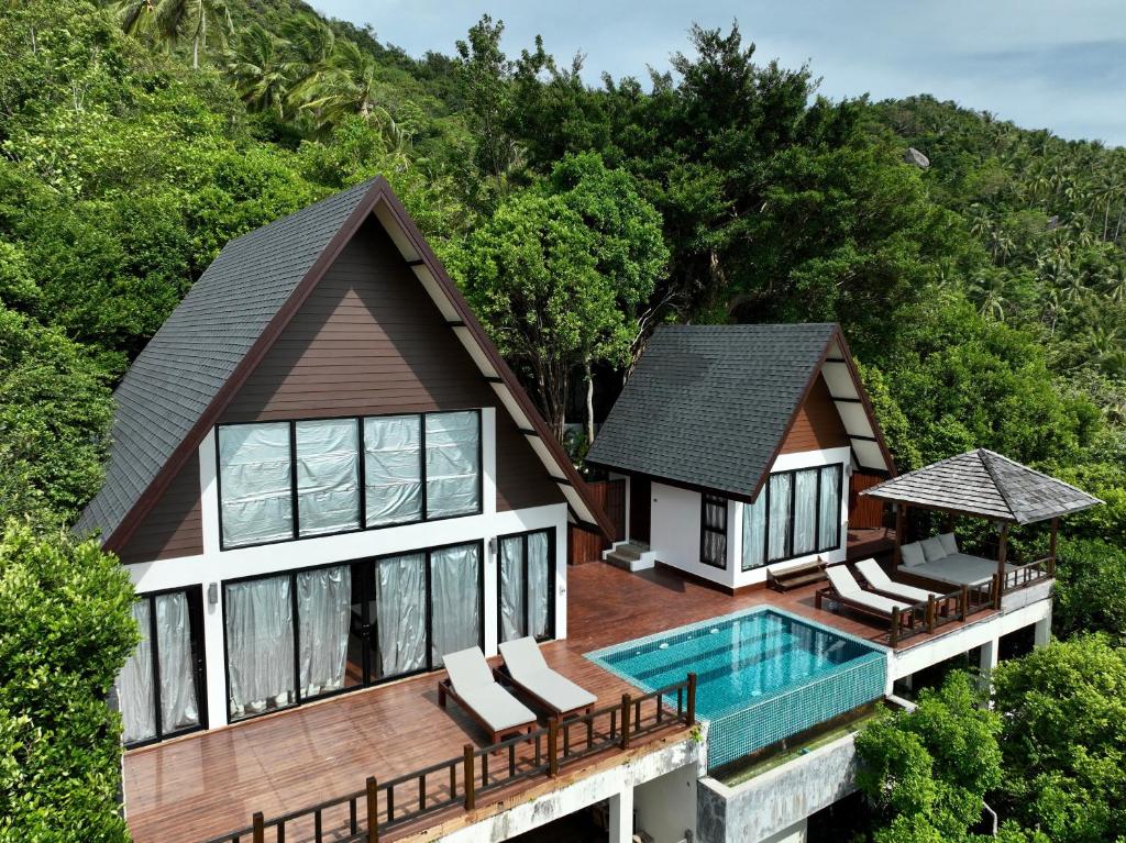 una vista aerea di una casa con piscina di Taoruna Villa a Ko Tao
