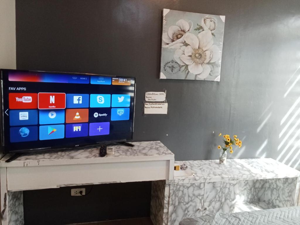 TV a/nebo společenská místnost v ubytování Henry's Newport Condotel