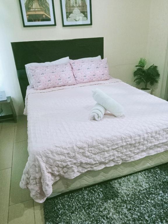 Postel nebo postele na pokoji v ubytování Henry's Newport Condotel