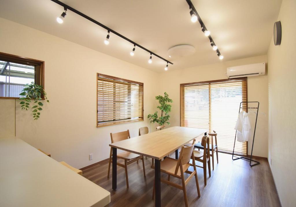 - une salle à manger avec une table et des chaises dans l'établissement にし阿波ねすと, à Higashimiyoshi