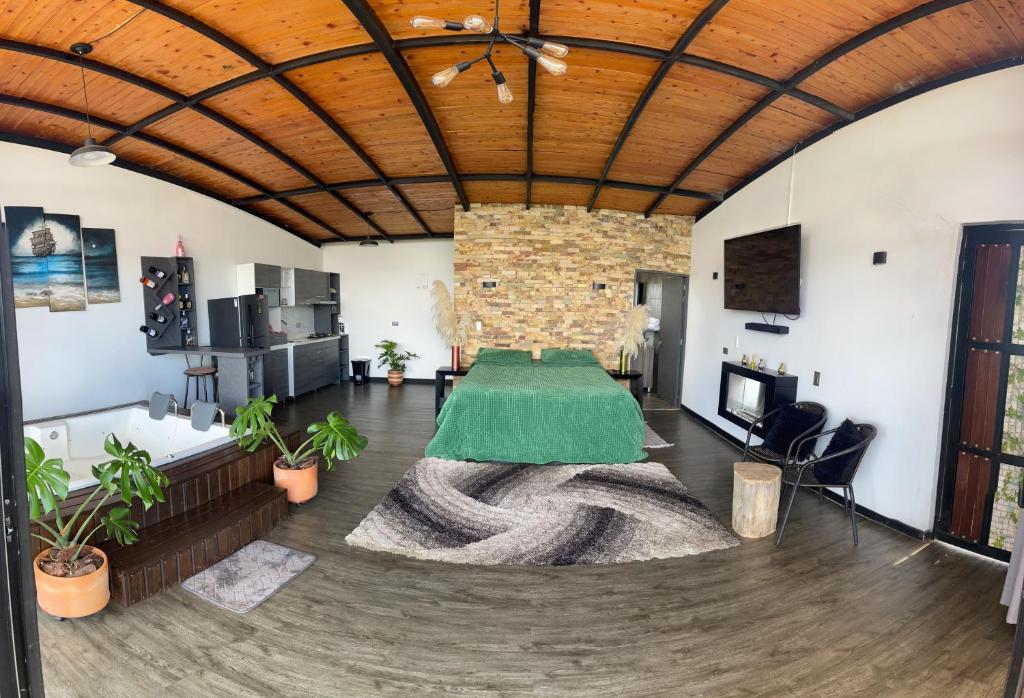 duży pokój z zielonym stołem w obiekcie San Simon Glamping,El peñol,Guatape w mieście Guatapé