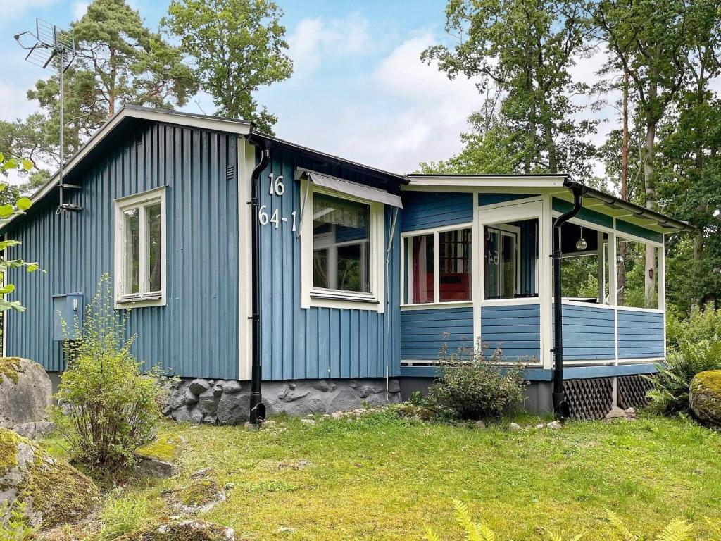 una casita azul en un patio en Holiday home KARLSHAMN III en Karlshamn