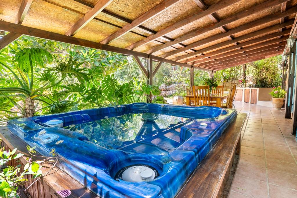 una gran bañera azul en la parte superior de un patio en Tafat's Haven Lodge, en Nurit