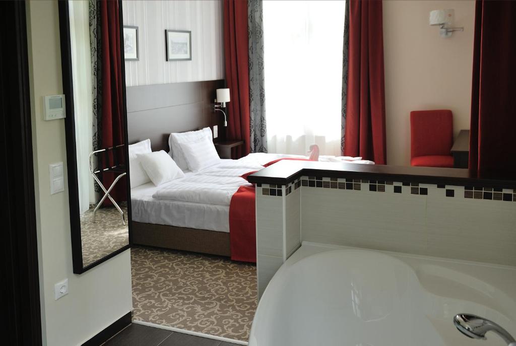 Postel nebo postele na pokoji v ubytování Corner Hotel & Kávéház