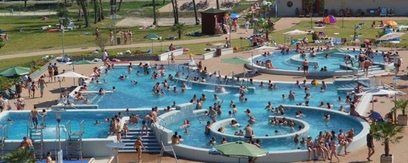 Bazén v ubytovaní GÁRDI APARTMAN alebo v jeho blízkosti