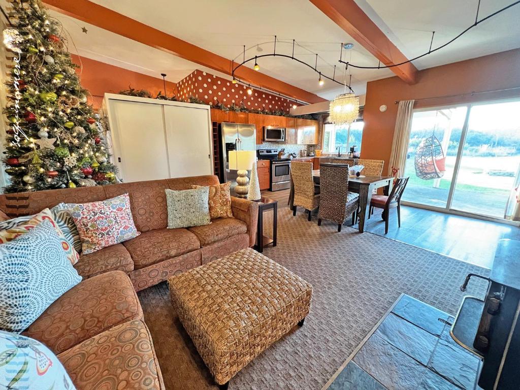 Kuchyň nebo kuchyňský kout v ubytování Tide Pool Cabin, a Soquinomere Private Hotel on the Dunes, Downtown Ocean Shores