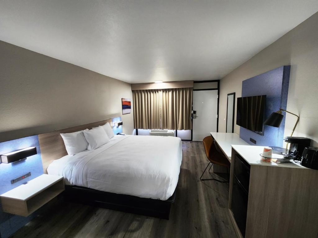 Smart Stay Lafayette - Deluxe King Room