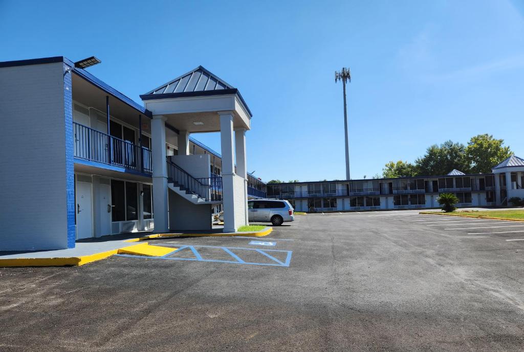 un estacionamiento frente a un edificio en Smart Stay Lafayette, en Lafayette