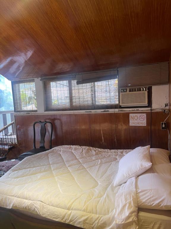 Lovely Vacation House in Tagaytay with Pool and Full Taal View