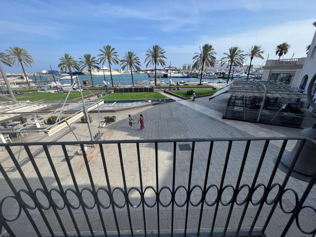 uma vista para um parque de skate com palmeiras e o oceano em La Sardineta del Serrallo em Tarragona