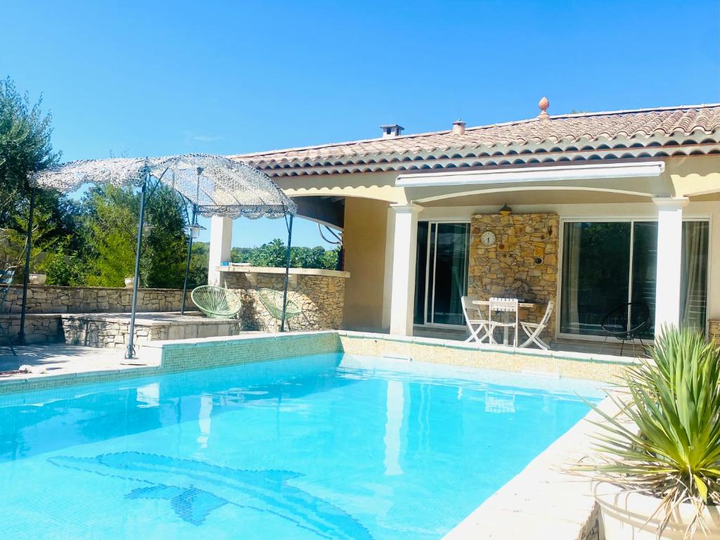 una piscina davanti a una casa di Villa Nimes a Nîmes
