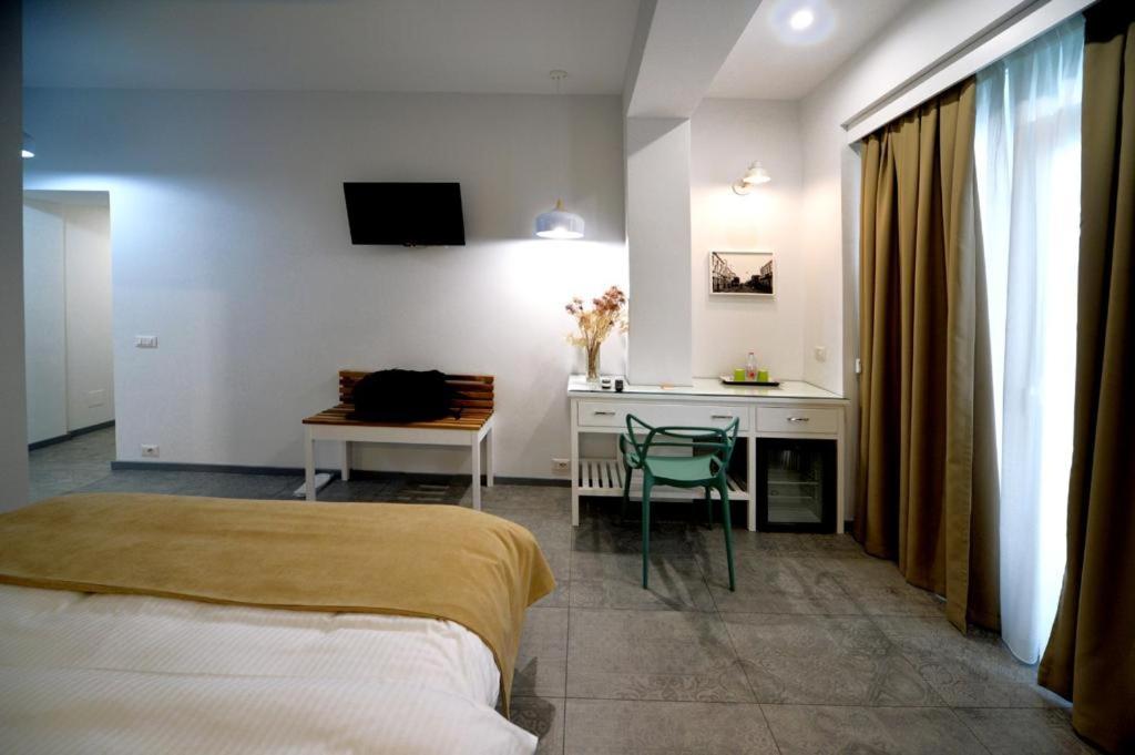 Letto o letti in una camera di konak rooms l Skanderbeg Square