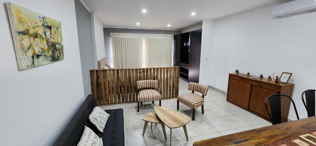 een wachtkamer met een tafel en stoelen bij Increible Loft cerca de Palmares Open Mall in Godoy Cruz