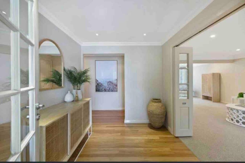 Habitación con pasillo con lavabo y puerta en Kookaburra House - Terrigal Beach en Terrigal