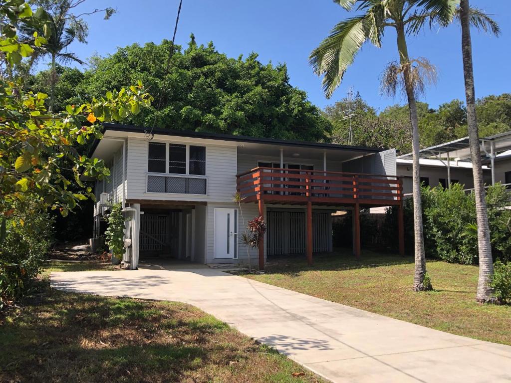 une maison avec un balcon et des palmiers dans l'établissement Endeavour Reach, à Cooktown
