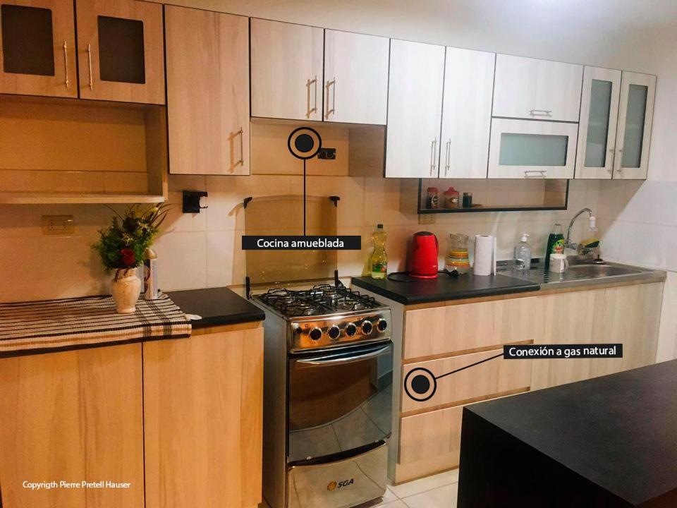 uma cozinha com armários brancos e um forno com placa de fogão em 1 AÑO DE ALQUILER en Departamento Comas Condominio Club Magnolias - No por días de momento em Lima