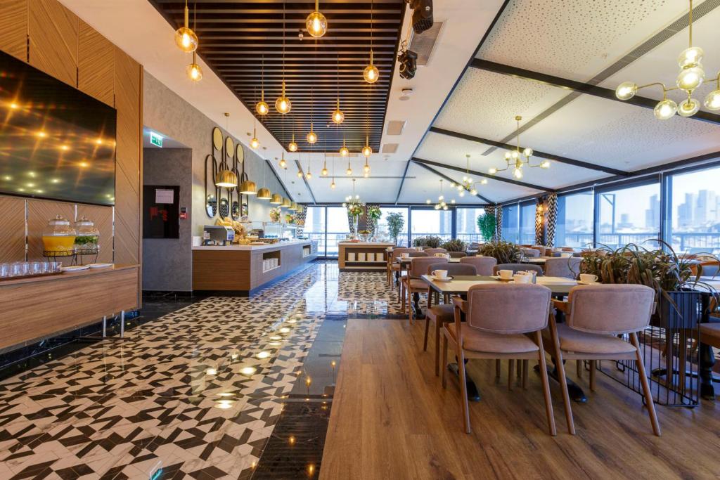 Restaurace v ubytování Ramada Encore by Wyndham Istanbul Sisli