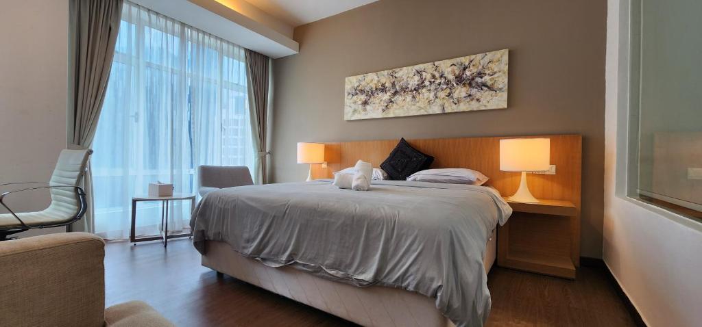 um quarto com uma cama com dois ursinhos de peluche em SUPER KING BED STUDIO walking distance to Petronas Twin Tower em Kuala Lumpur