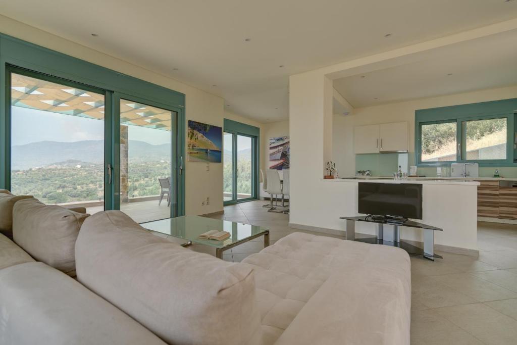 TV a/nebo společenská místnost v ubytování Ouzo Panoramic Houses 2, with private pool