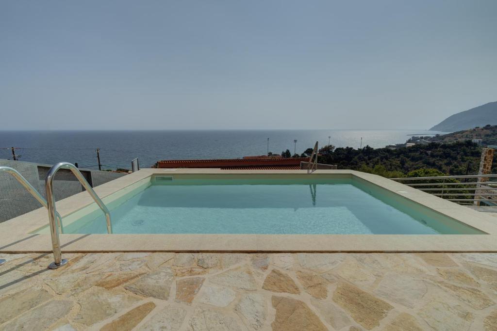 Bazén v ubytování Ouzo Panoramic Houses 2, with private pool nebo v jeho okolí