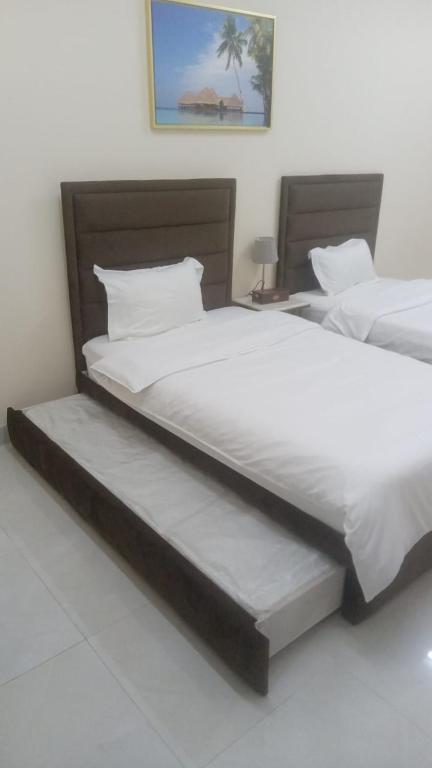 Letto o letti in una camera di Al Rawda Apartments -Ajman