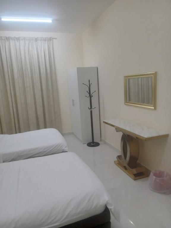 Letto o letti in una camera di Al Rawda Apartments -Ajman