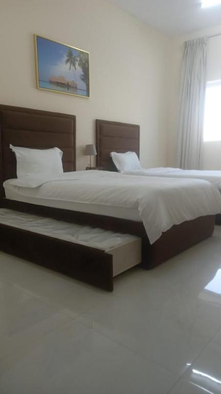 Letto o letti in una camera di Al Rawda Apartments -Ajman