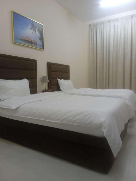 Letto o letti in una camera di Al Rawda Apartments -Ajman