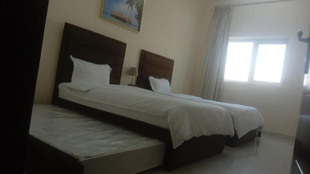 Letto o letti in una camera di Al Rawda Apartments -Ajman