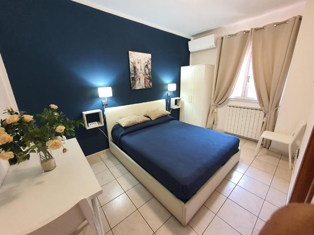 1 dormitorio con 1 cama, 1 mesa y 2 lámparas en Guest House Brezza Marina, en Fiumicino