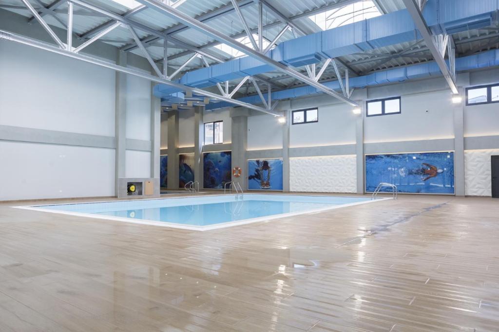 Bazén v ubytování Harmony Studio Apartment nebo v jeho okolí