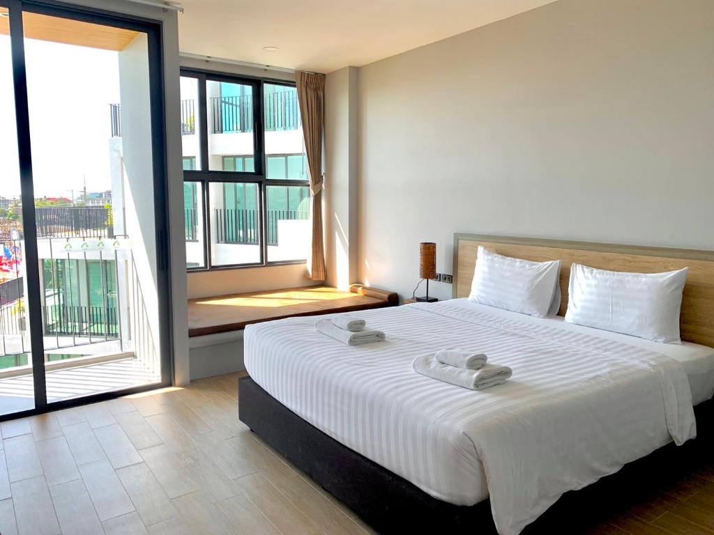 Postel nebo postele na pokoji v ubytování Atom Phuket Hotel -SHA Plus