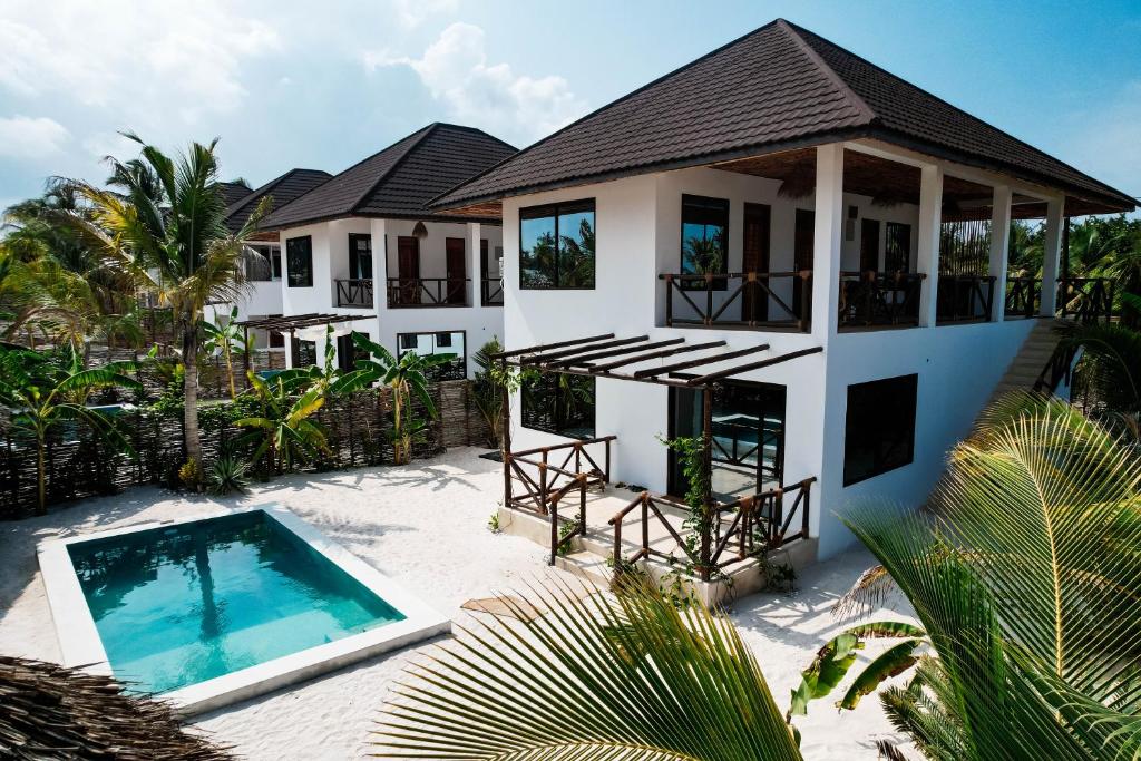 une image d'une villa avec une piscine dans l'établissement Sand Beach Boutique Villas, à Bwejuu