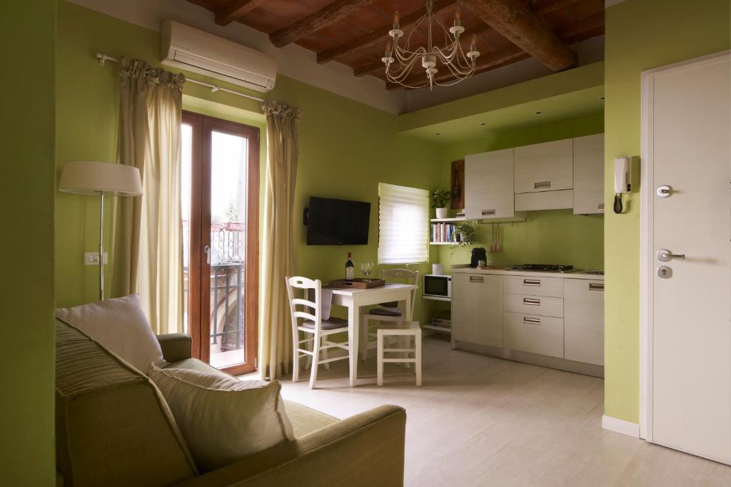 Cozy 1-Bedroom Apartment with Balcony in Florence Historic Center