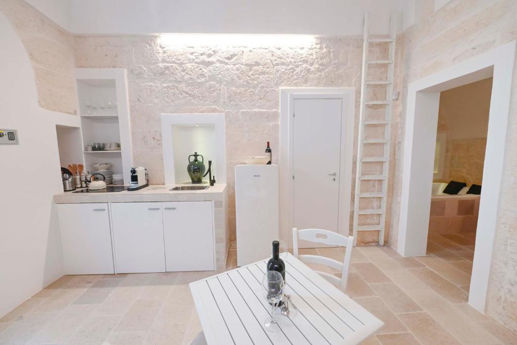 A kitchen or kitchenette at Pietra Bianca Luxury Suite Ostuni