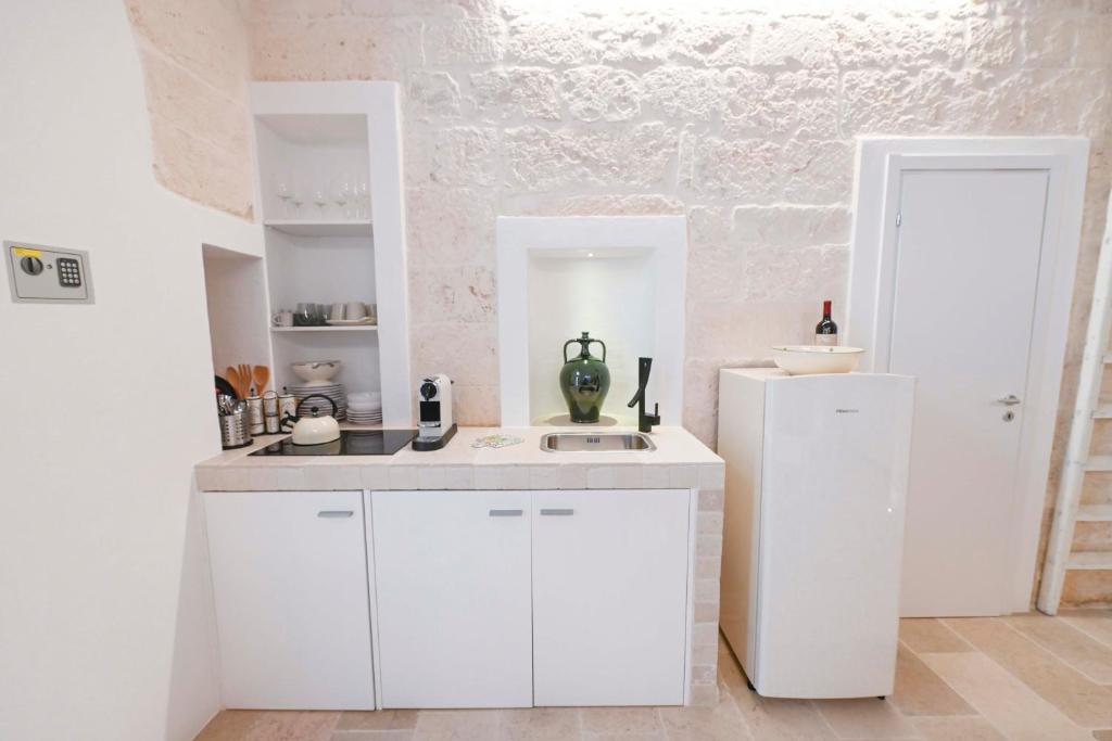 A kitchen or kitchenette at Pietra Bianca Luxury Suite Ostuni